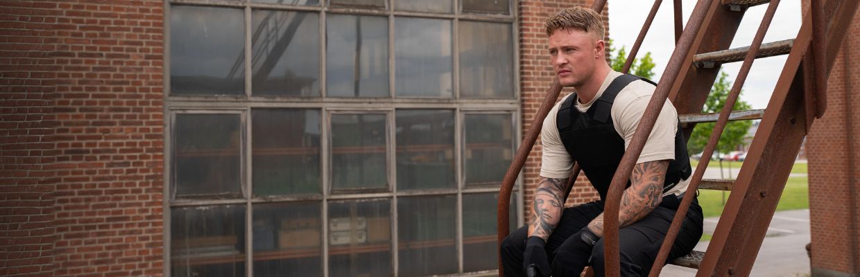 Mann iført Elite Armor skuddsikker vest
