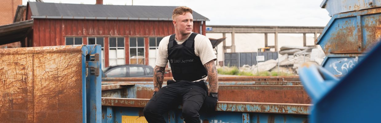 Banner med modell iført Elite Armor RX2 stikk- og skuddsikker vest